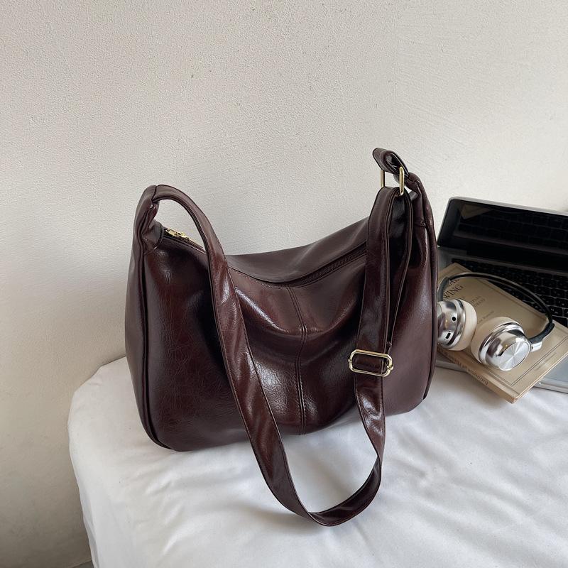 

Large capacity bag women s 2025 autumn new trendy retro foreign style commuter tote bag textured shoulder messenger bag