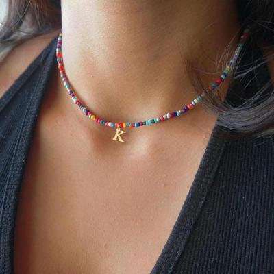 Collier de Perles Colorées Chaîne de Clavicule Tendance Bijoux de Cou pour Femme Collier Statement Convient pour Diverses Occasions