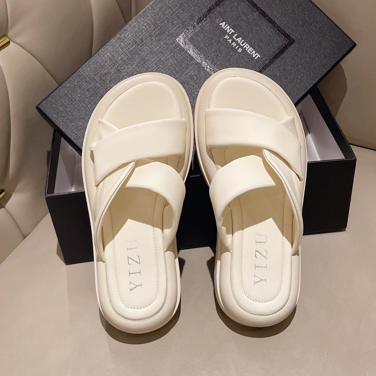 

Женские модные универсальные сандалии 2024 года, лето, новый стиль, корейская версия, повседневные, на толстой подошве, увеличивающие рост, пляжные тапочки 40 бежевый