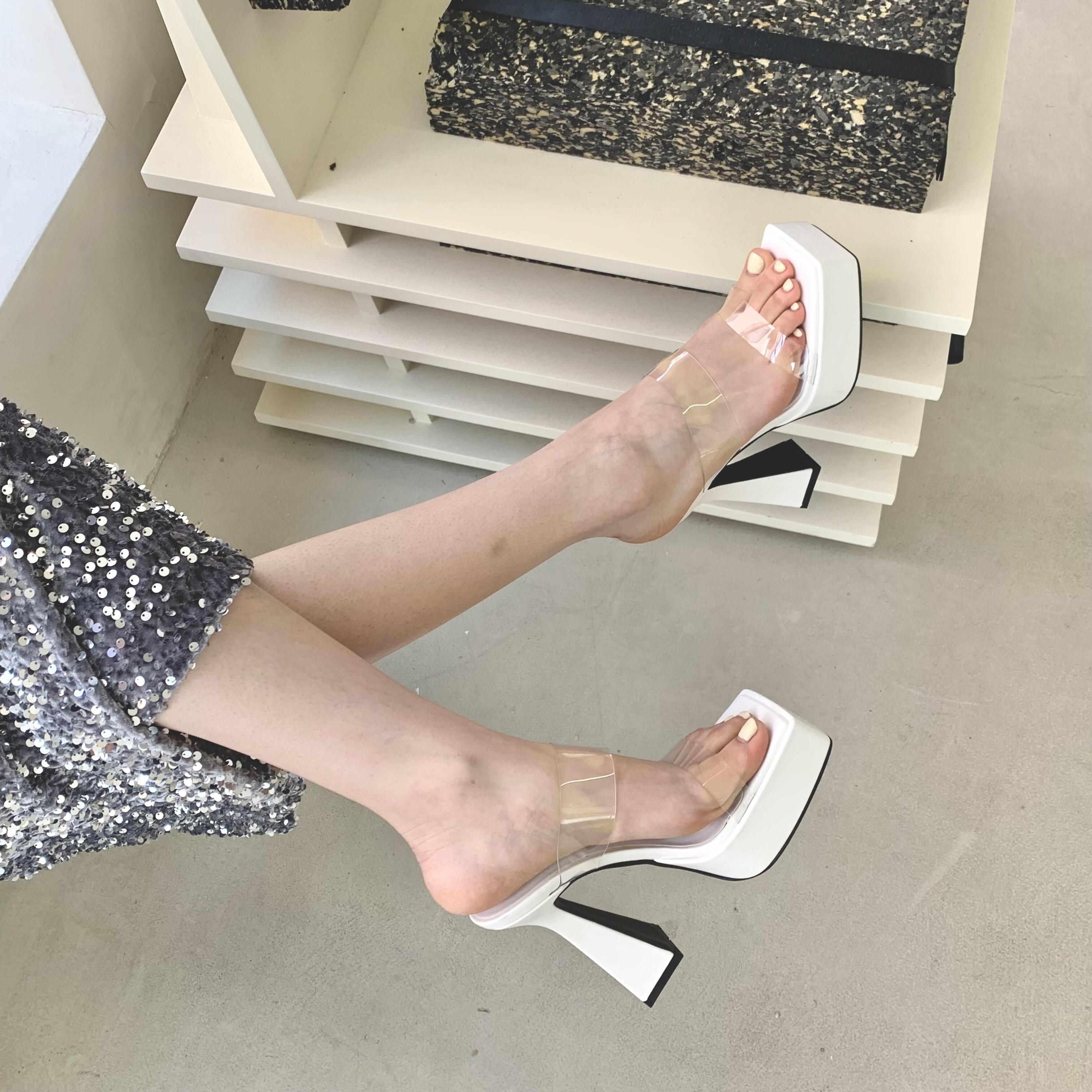 

Мода 2024 года. Новые модные женские туфли на высоком каблуке с квадратным носком. Удобные шлепанцы на толстом каблуке с кристаллами. Современные сандалии для женщин на платформе. 41 белый