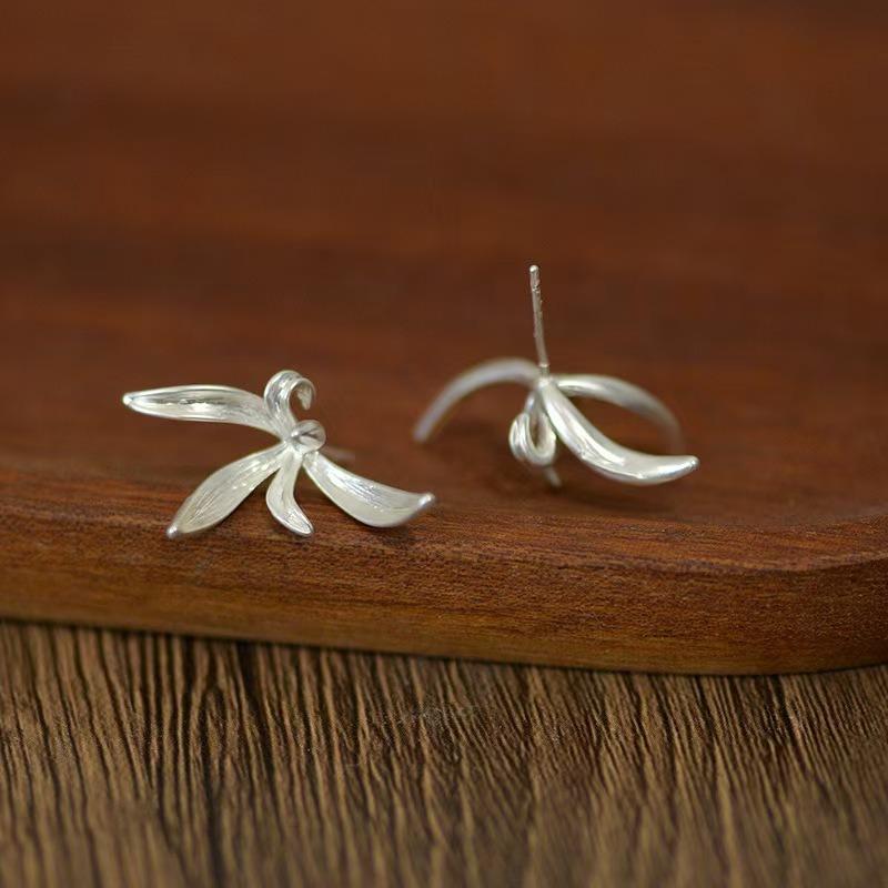 New Vintage Niche Earless Incense Holder with Iris Flower-shaped Earrings - A New Chinese-style Matte Metallic Petal-shaped Stud Earring