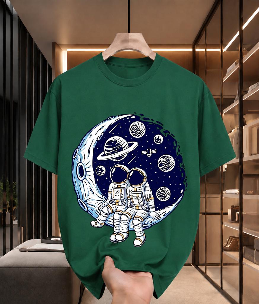 2026 New Arrival Pure Cotton Tshirt Two Astronauts Sitting On Crescent Moon Space Planet Print Crew Neck Unisex Casual Short Sleev
