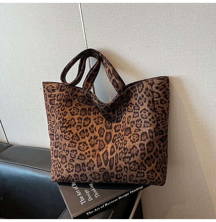 

Повседневная сумка большой вместимости с леопардовым принтом, новая модель 2025 года, универсальная женская наплечная сумка для поездок на работу, сумка-тоут для студенток