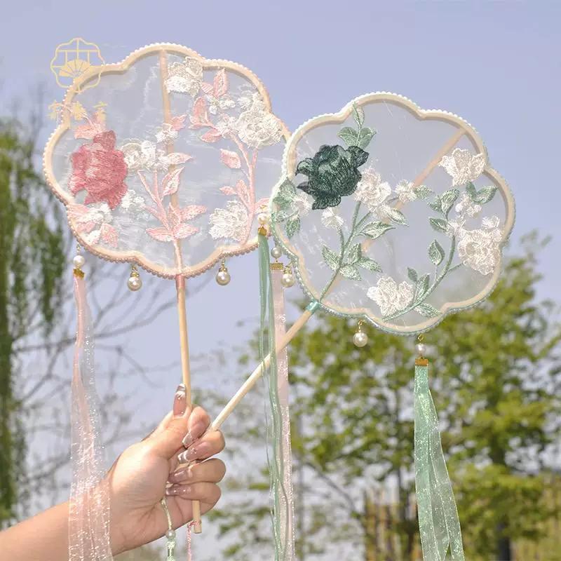 New Vintage-Style Round Fan with Pearl Embroidery, Unique-Shaped Fan for Photo Shoots in Scenic Spots, Hanfu Accessory, Eight-Petal Round Fan