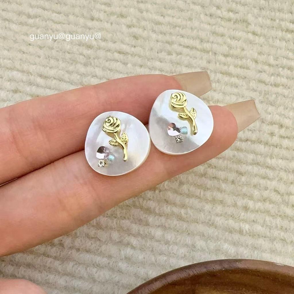 Fresh Seashell Flower Stud Earrings: Exquisite Minimalist Fashion for Women