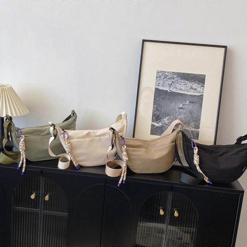 Trendig Kvinnlig Nylon Axelväska Mjuk Halvmåne Axelväska Med Justerbar Rem För Skola Och Daglig Användning Beige