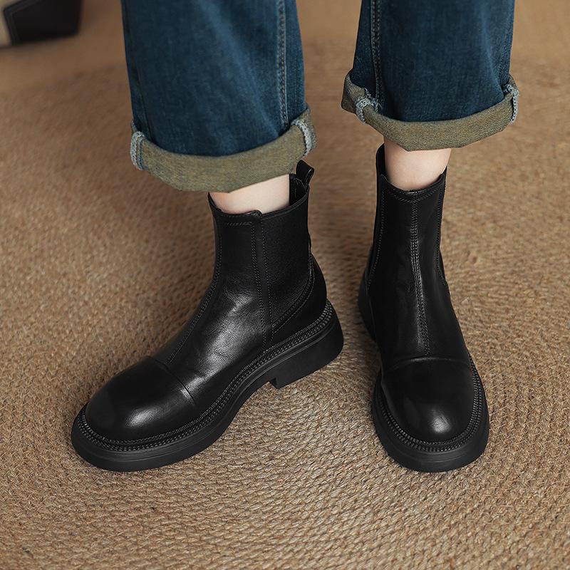 Autumn and Winter Platform Large Size Medium Boots Women's Comfortable Non-slip Low Heel Round Head Leather Boots New Korean Version of Black Fash