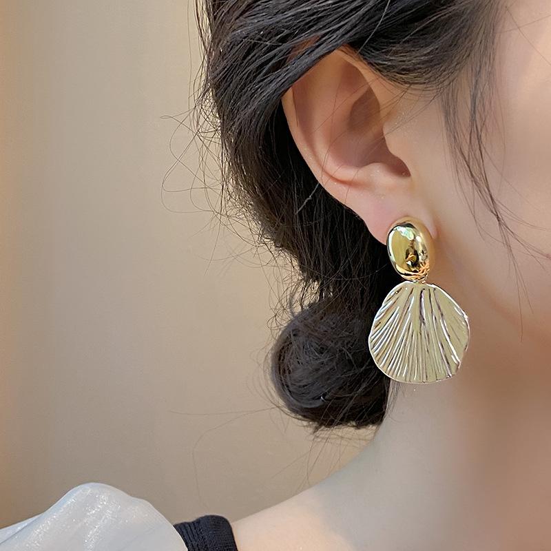 Holiday style metal shell stud earrings women's earrings unique and beautiful temperament ears
