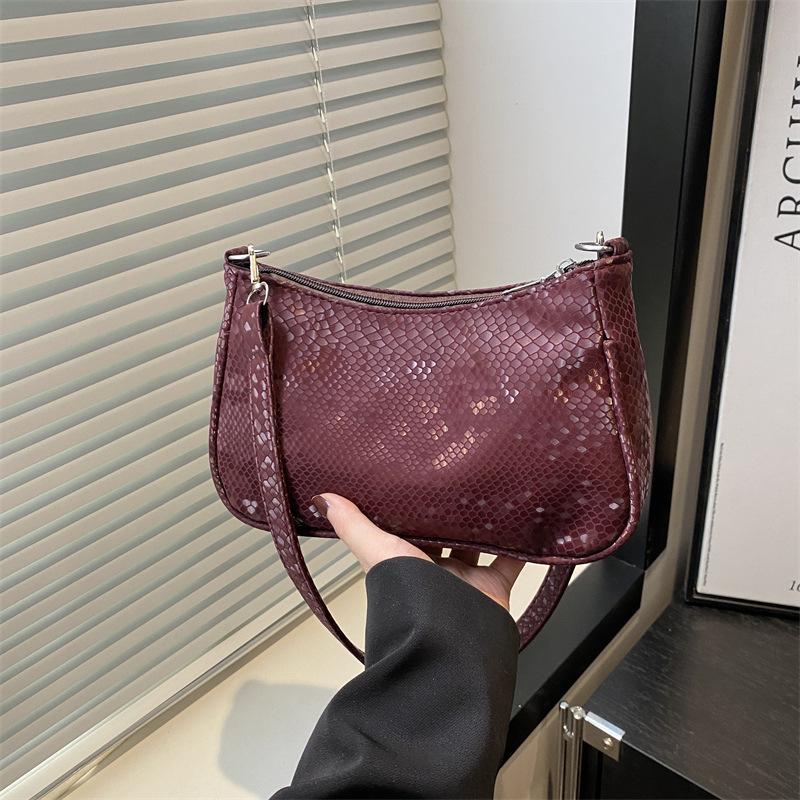 

Летняя мода однотонный нишевый дизайн тренд новая личность легкая портативная сумка через плечо под мышку женская красный