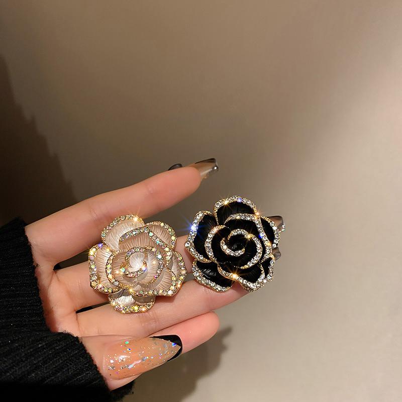 1pc Women Elegant Camellia Brooch High-end Exquisite Resin Rhinestone French Brooch for Daily Banquet Wearing Suit Pin Accessory