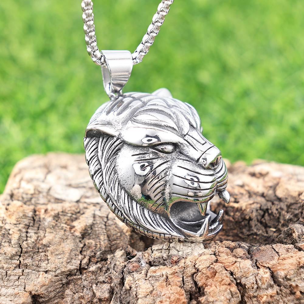 Animal shape three-dimensional tiger shape titanium steel pendant, personalized natural wind niche high-end necklace pendant