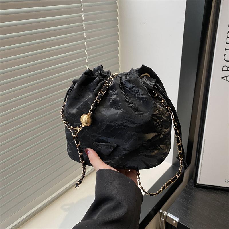 

2025 popular retro bag women s bag new casual chain messenger bag fashionable soft surface large capacity bucket bag women