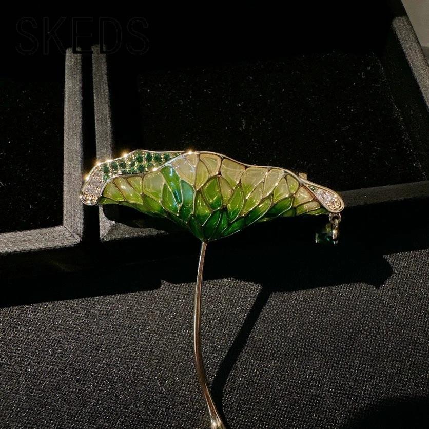 

SKEDS Green Lotus Leaf Brooch High-End Women s Design Niche Pin Luxurious Brooch Stylish Accessory for Weddings and Parties