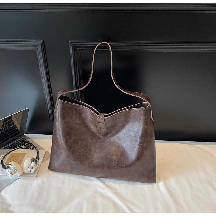 

2025 new retro niche texture messenger bag fashionable large-capacity tote bag women s commuter versatile shoulder bag темно-коричневого