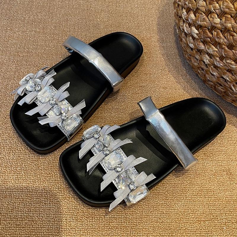 

Fashion Luxury Crystal Women Slippers Summer Flats Sandals Woman Shoes Fashion New Walking Soft Slides 2025 Trend Elegant Bow Flip Flops 35 серебряный