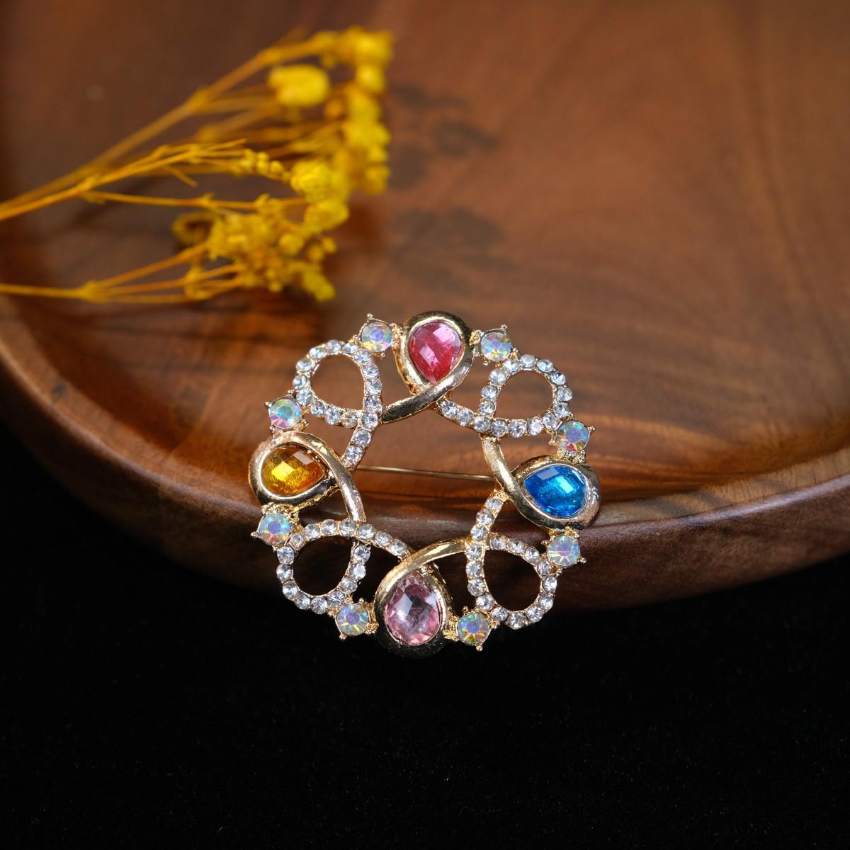 

Елегантна брошка зі стразами: Високоякісна японська та корейська мода кришталева шпилька для шарфа для жінок