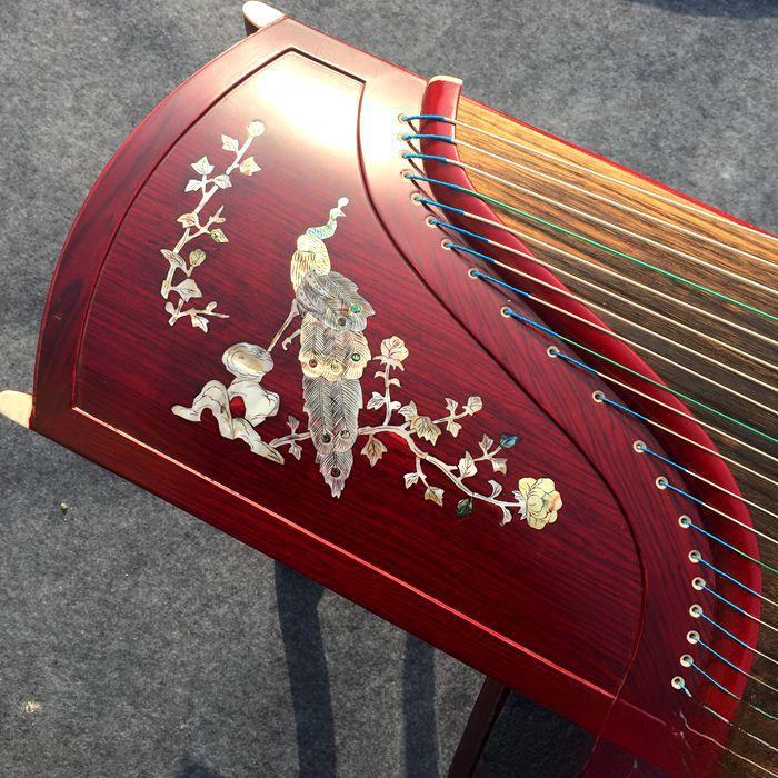 

Гучжен з палісандра з різьбленим інкрустованим візерунком павича - Професійна модель для виступів