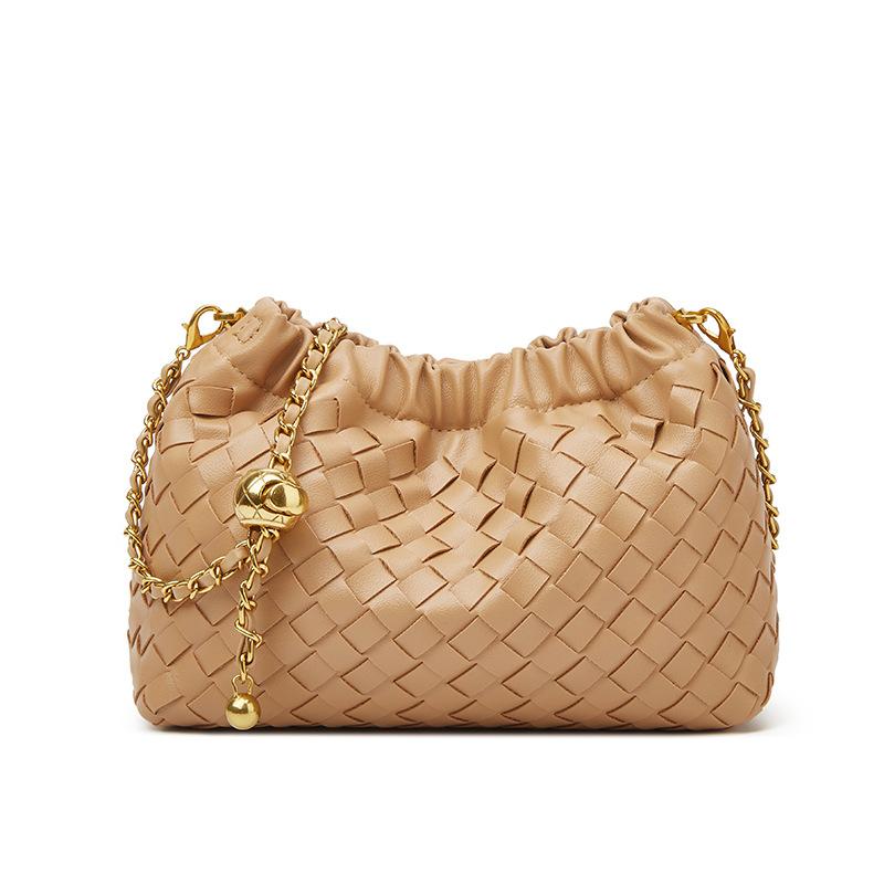 Borsa Tessuta con Catena a Palline Dorate - Borsa a Tracolla alla Moda con Tracolla e Design Pieghettato a Forma di Nuvola.