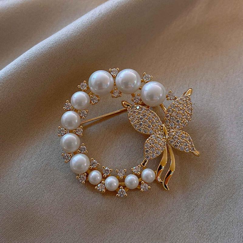 Women's round pearl and rhinestone brooch, Baroque style, modern elegance, butterfly design, suitable for parties and weddings.
