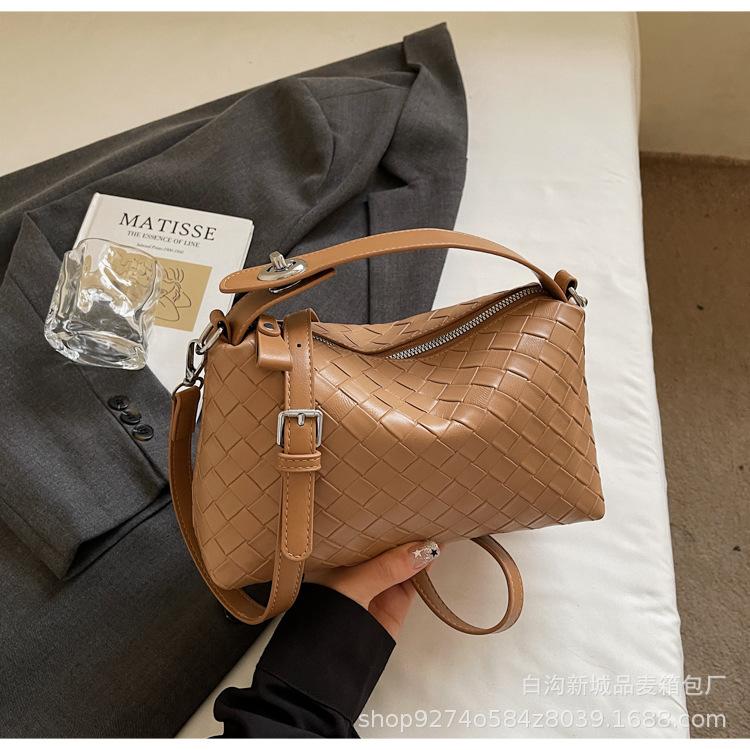 

Hand carry woven bag women s 2025 summer new fashion simple pea bag texture trend versatile messenger bag хаки