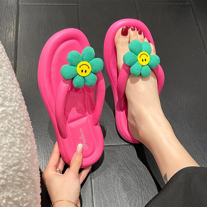 Cute pinch-on flip-flops women's summer outer wear New Year's new soft-bottomed wet beach cool slippers