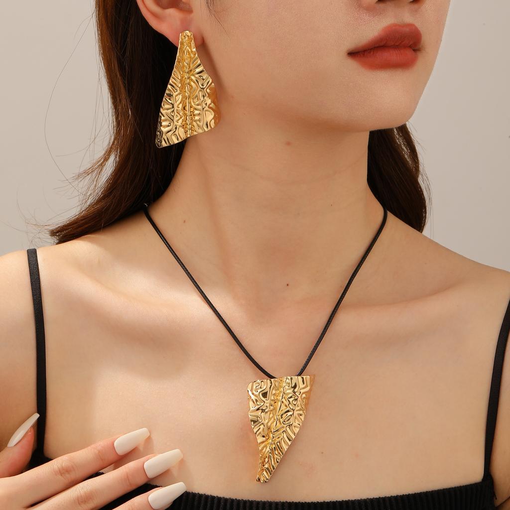 European and American jewelry, curled five-leaf stamen leather chain set, necklace, small fresh earrings chain, lava collarbone chain.