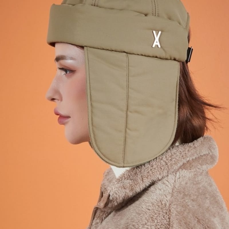 

VARZAR Тяжелая утепленная шапка-ушанка с логотипом и шипами бежевая FREE