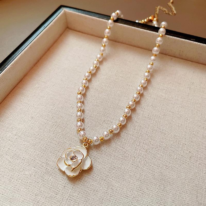Butterfly Irregular Pearl Necklace Medieval Vintage Temperament Collarbone Chain Versatile High-end Jewelry