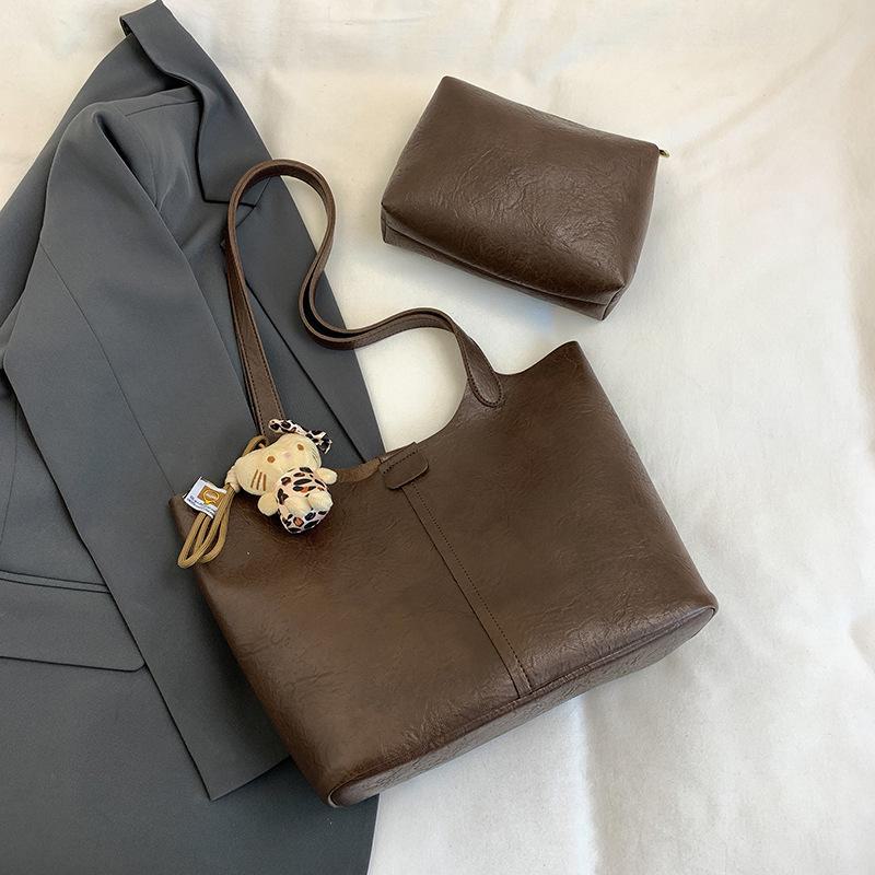 

Женская зимняя сумка-тоут для поездок на работу 2024 года: Высококачественная фактурная сумка через плечо с большой вместимостью Brown without pendant. 39*12*28 коричневый