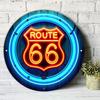 Peinture Acrylique Signe de Route Néon Vibrant sur Fond Bois Bleu Art Route Américaine Rétro Décor Mural pour Garage Homme Ca