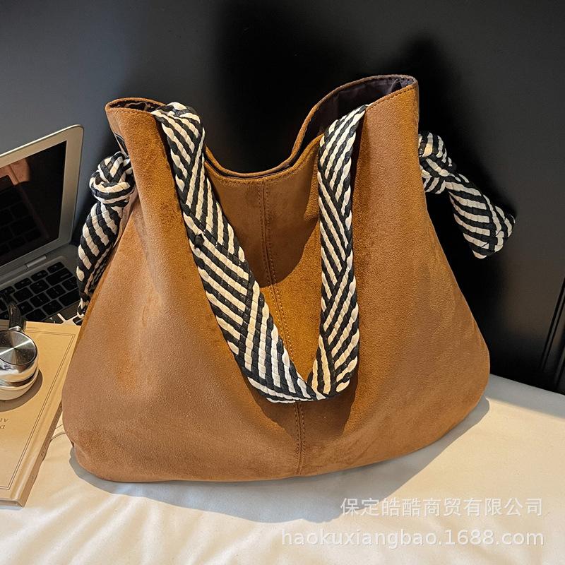 Frosted retro bag women's large capacity 2025 new autumn and winter versatile shoulder messenger bag commuter tote bag women's bag