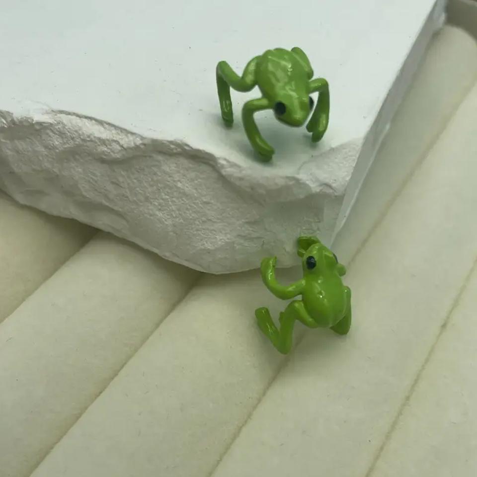 ZAKOL 2pcs Fashion Creative Cute Frog Ear Cuff Clip for Women Girls Fashion Green Insect Non-pierced Earrings Accessories Gift