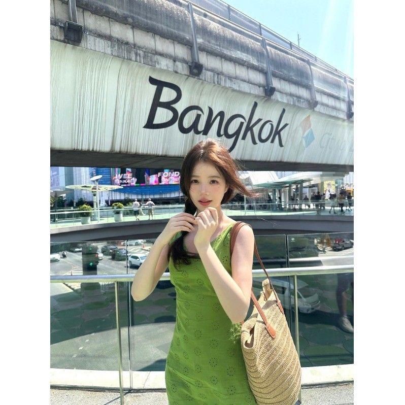 Women's French Retro Green Sleeveless V-neck Dress for Summer 2026 - Waist-Cinching, Slim-Fit Camisole Design