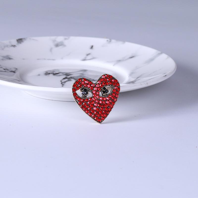 Универсальная декоративная брошь в форме сердца с драгоценными камнями для женщин, модная, с полыми бриллиантами, милая, универсальная, корсаж красный