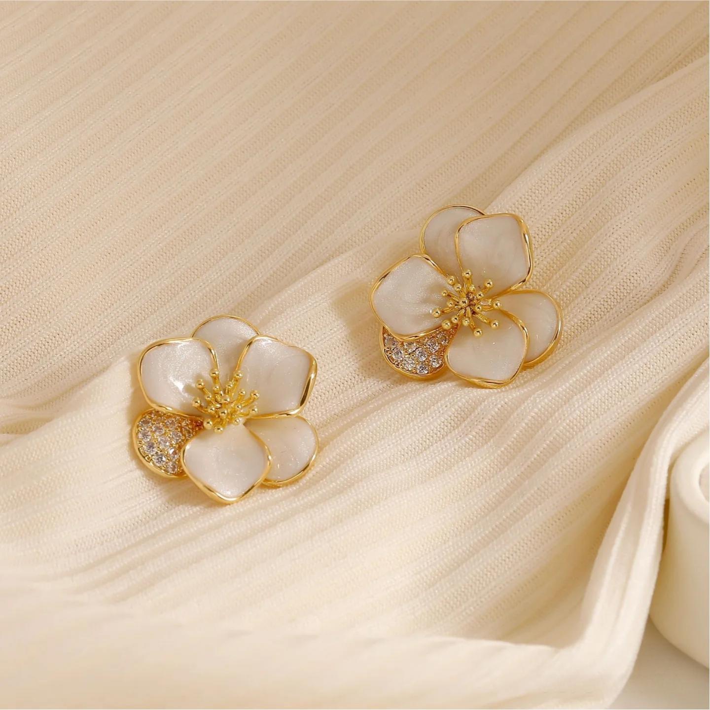 Xiaoxiangfeng Light Luxury Petal Earrings Female Trendy Celebrity Design Advanced Sense Stud Earrings Design Sense