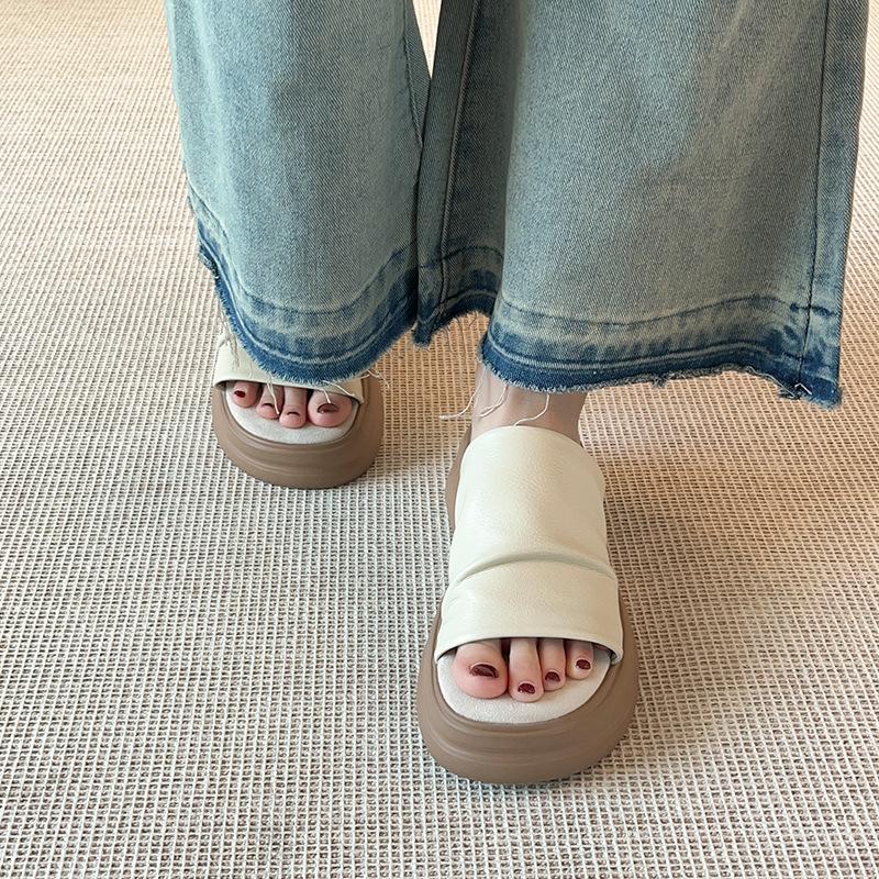 Pleated feeling~ Lightweight slippers women's thick bottom increases height, summer new one-word casual outer wear is not tired, cool feet slippers w