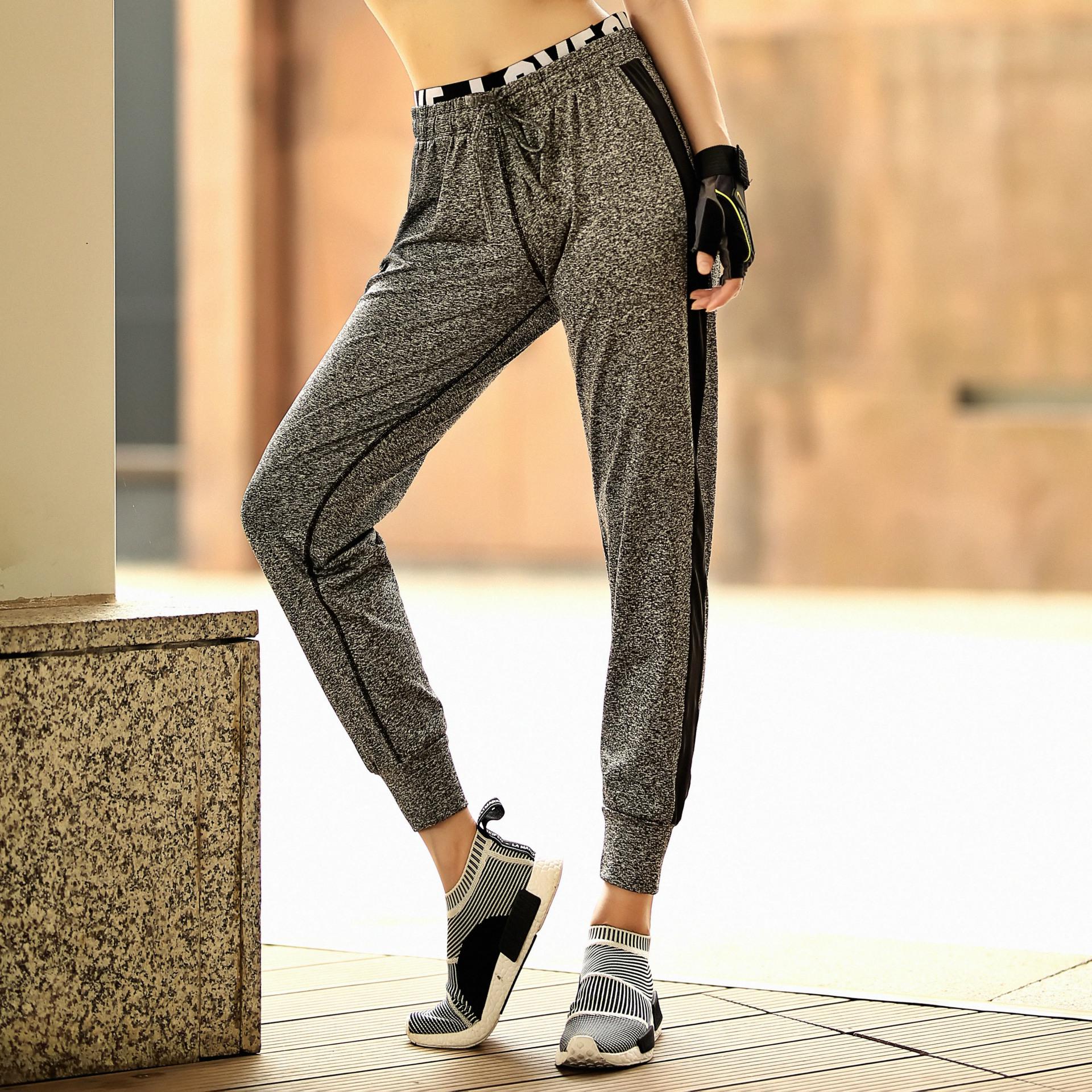 

Жіночі еластичні штани-джогери з швидковисихаючої тканини з принтом літер - дихаючі, кольорові блоки для бігу та фітнесу (Осінь / Зима) Extra Large сірий колір