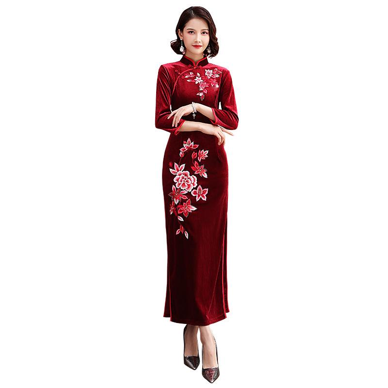 2025 Velvet Rhinestone Embroidered Cheongsam with Slim Fit and Three-Quarter Sleeves