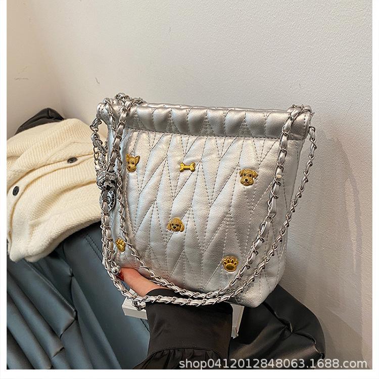 

В этом году популярная маленькая сумка из вышивальной нити, женская, новая модная универсальная сумка-мессенджер на цепочке, на одно плечо, подмышку, сумка-ведро серебряный