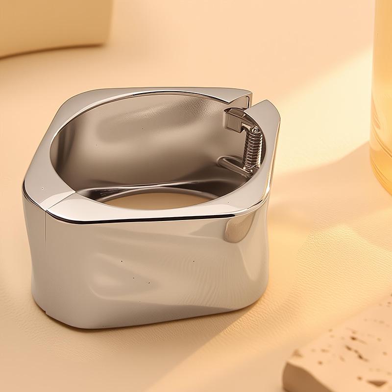 Европейский и американский нерегулярный геометрический ромбовидный металлический браслет - Элегантный, высококлассный женский дизайн