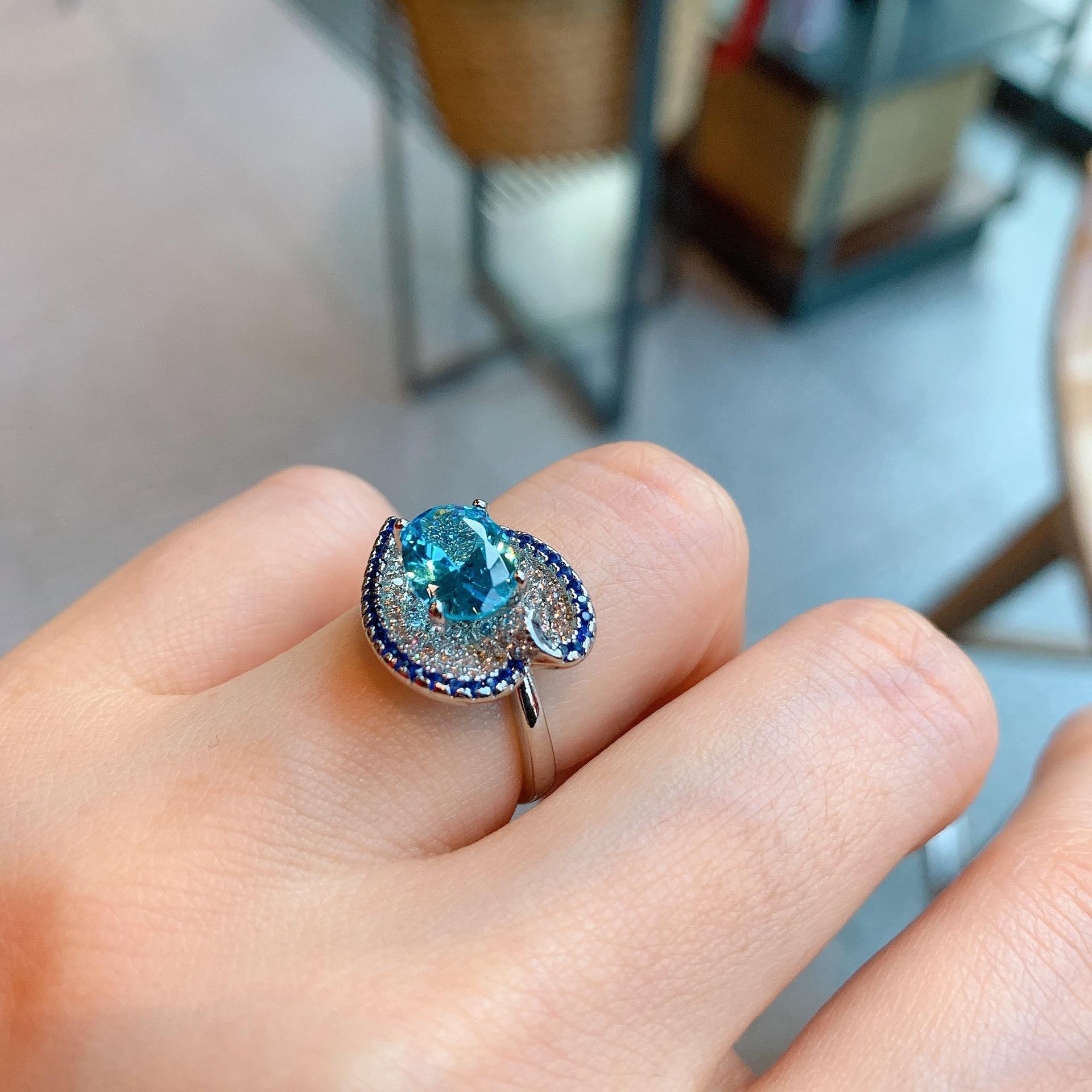 

Модное женское кольцо с микронабором из красного драгоценного сапфира