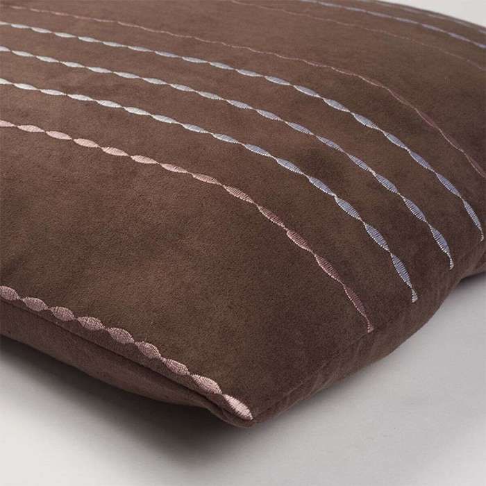 Coussin effet suédine avec broderies marron 40x40