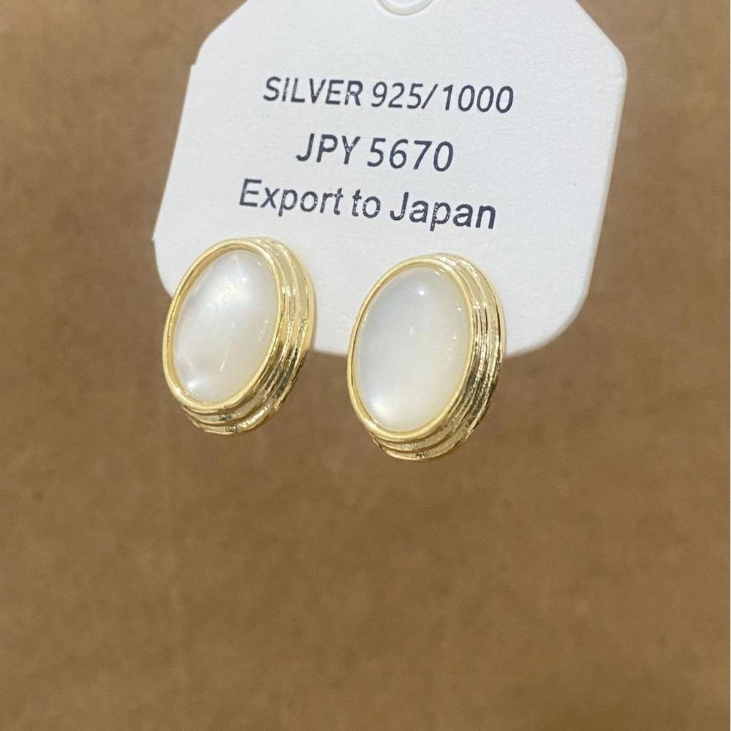 Elegant Retro White Oval Earrings - Luxurious & Versatile Studs with Unique Design Sensibility for a Modern, Minimalist Style.