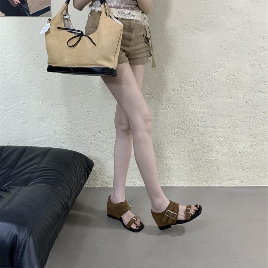 2025 Sommer Kuh Flip Square Head Gürtelschnalle Innenhöhe Erhöhung Tasche Absatz Sandalen 4cm Keilabsatz Retro Zehenfrei Römische Damenschuhe