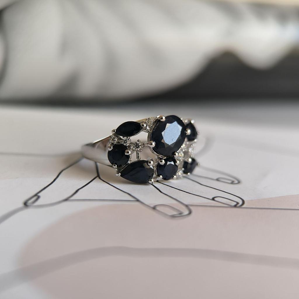 Bague en argent avec saphir naturel 3,823 ct, oxydes de zirconium, poids de l'article 4,03 g (2180937)