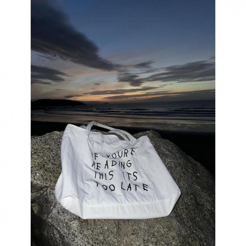 Черно-белая минималистичная водонепроницаемая нейлоновая сумка-тоут Большая вместимость легкая принт для поездок на работу 1190₽