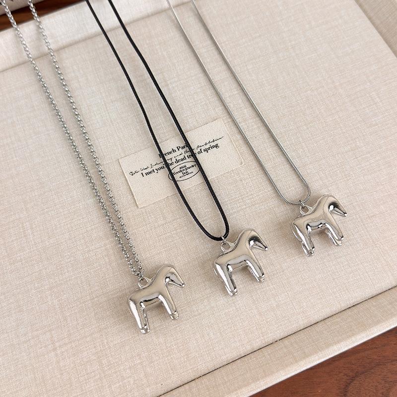 Exquisite Fashion Mini Horse Pendant Long Necklace For Women Sweet Cool Sweater Chain Minimalism Jewelry Accessories Gifts