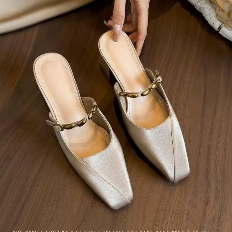Mode Blockabsatz Baotou Liangtuo Damenmode Eckige Zehenpartie Flacher Ausschnitt Metallschnalle Ein Riemen Rutschfest Kitten Heel Schuhe