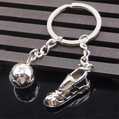 Kreativer Metall Fußballschuh Schnalle Schlüsselanhänger Kleines Geschenk Praktisch für Männer Trendiger Versilberter Schlüsselanhänger Zubehör Schlüsselanhänger