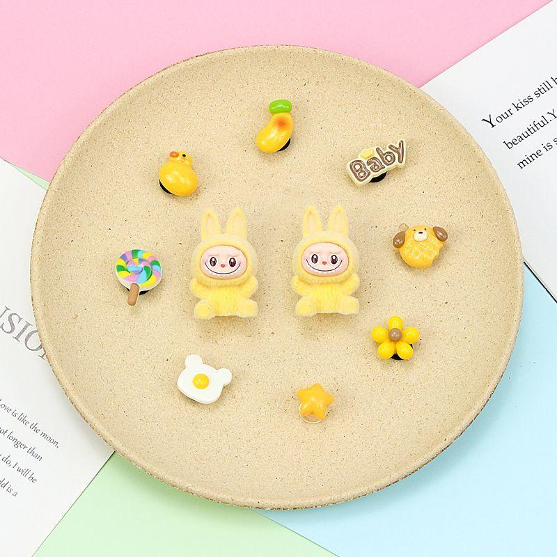 

Лабубу Трехмерные аксессуары с подходящими пряжками для обуви с отверстиями, Популярные аксессуары, Модные и персонализированные подарки в виде обувных цветов жёлтый